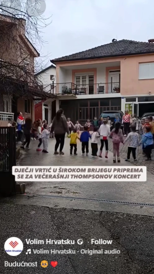 VIDEO |  Širokobriješki vrtić uoči Thompsonova koncerta: Djeca pjevala "Ako ne znaš šta je bilo"