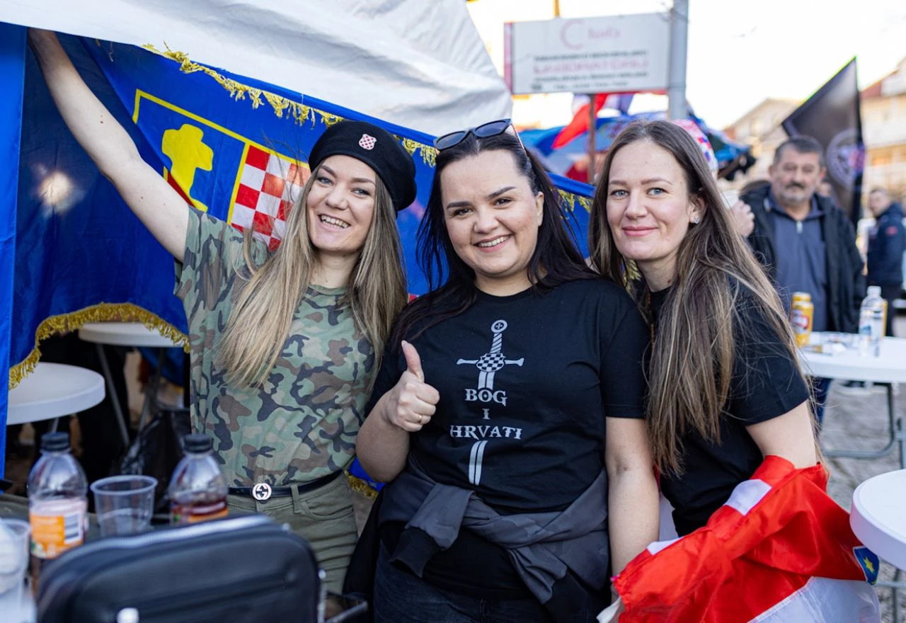 FOTO | Obožavatelji uoči Thompsonovog koncerta okupirali Široki Brijeg