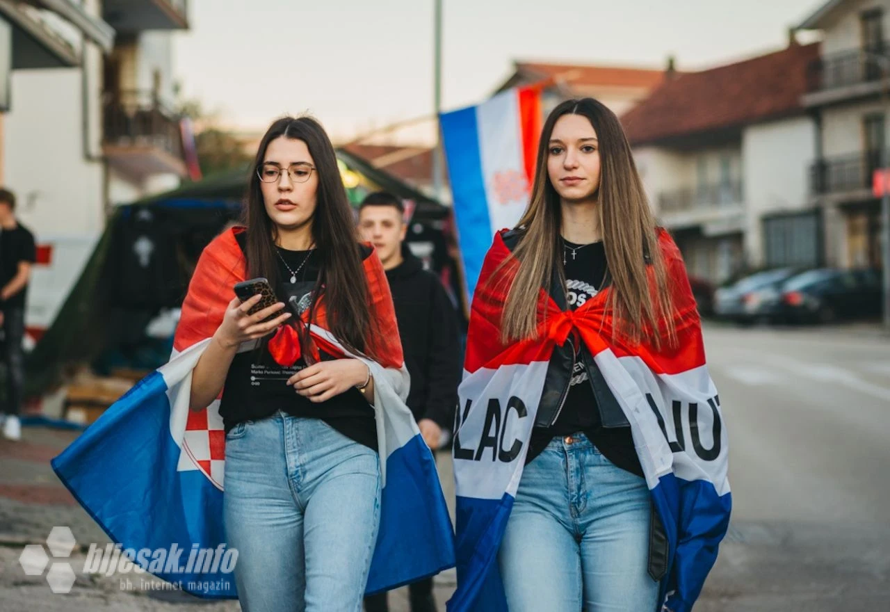Okupljanje obožavatelja ispred dvorane