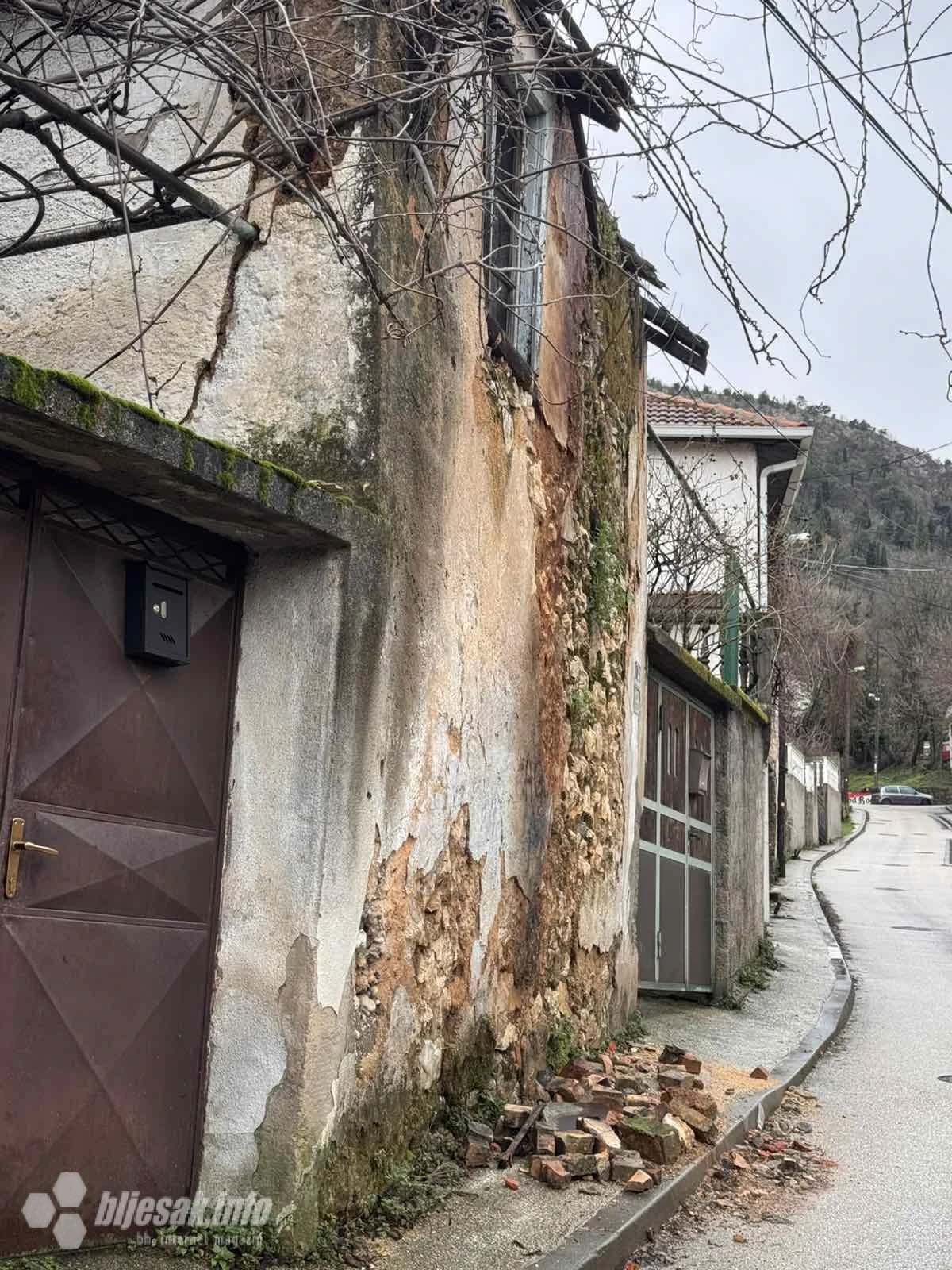 Ruševine su svakodnevna prijetnja Mostarcima