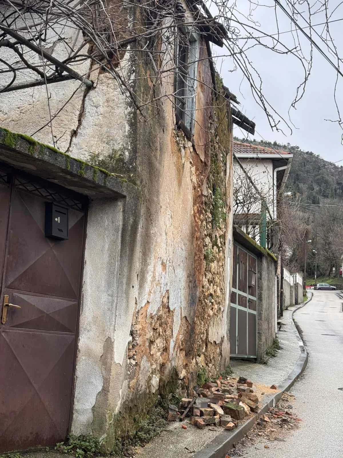 Ruševine su svakodnevna prijetnja Mostarcima