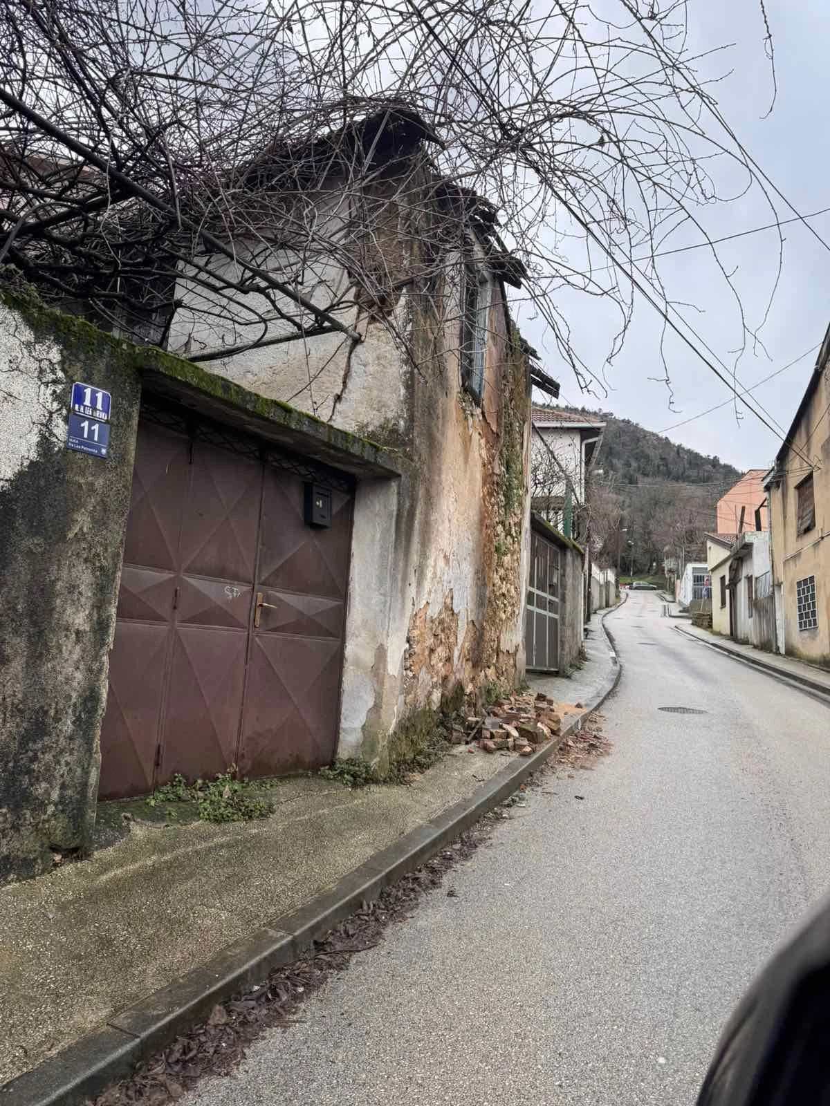 FOTO | Opasnost svakodnevno visi iznad glava Mostaraca