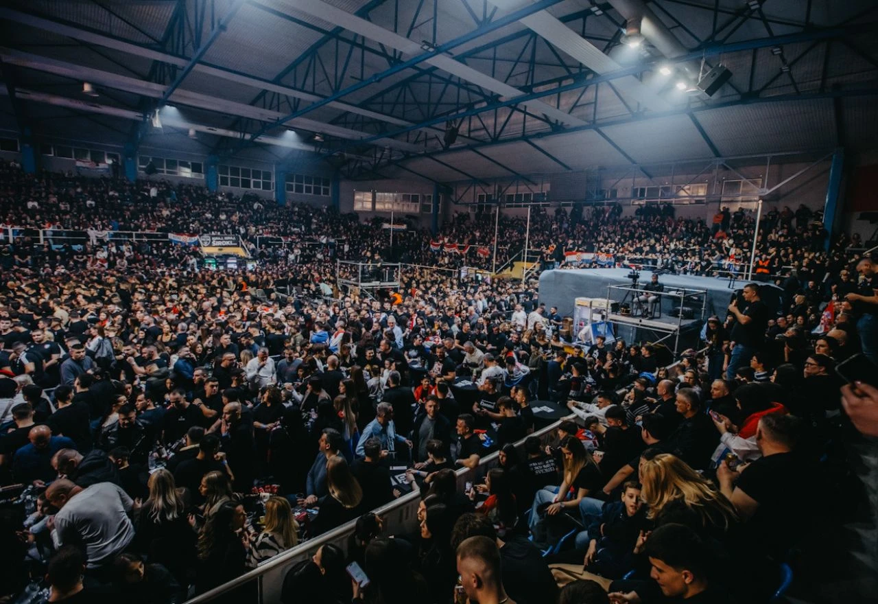 FOTO/VIDEO | Pecara se puni, uskoro kreće Thompsonov koncert
