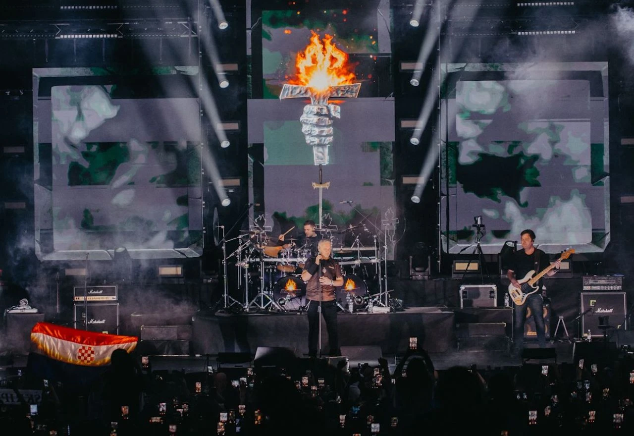 FOTO | Thompson otvorio koncert porukom: "Živimo u dvije države, ali smo jedno tkivo neraskinuto"
