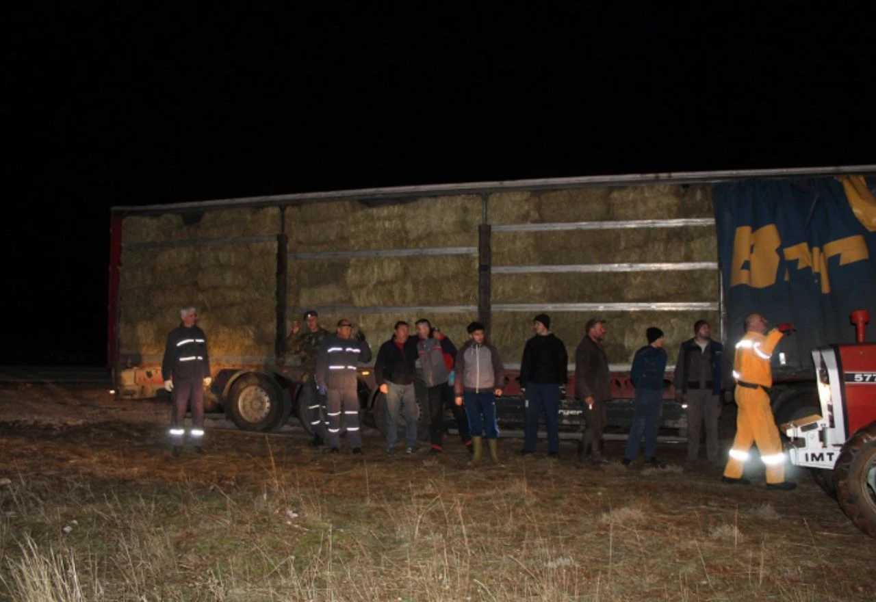 Kuprešaci dovezli šleper sijena Trebinjcu kojem je u požaru izgorjelo skladište