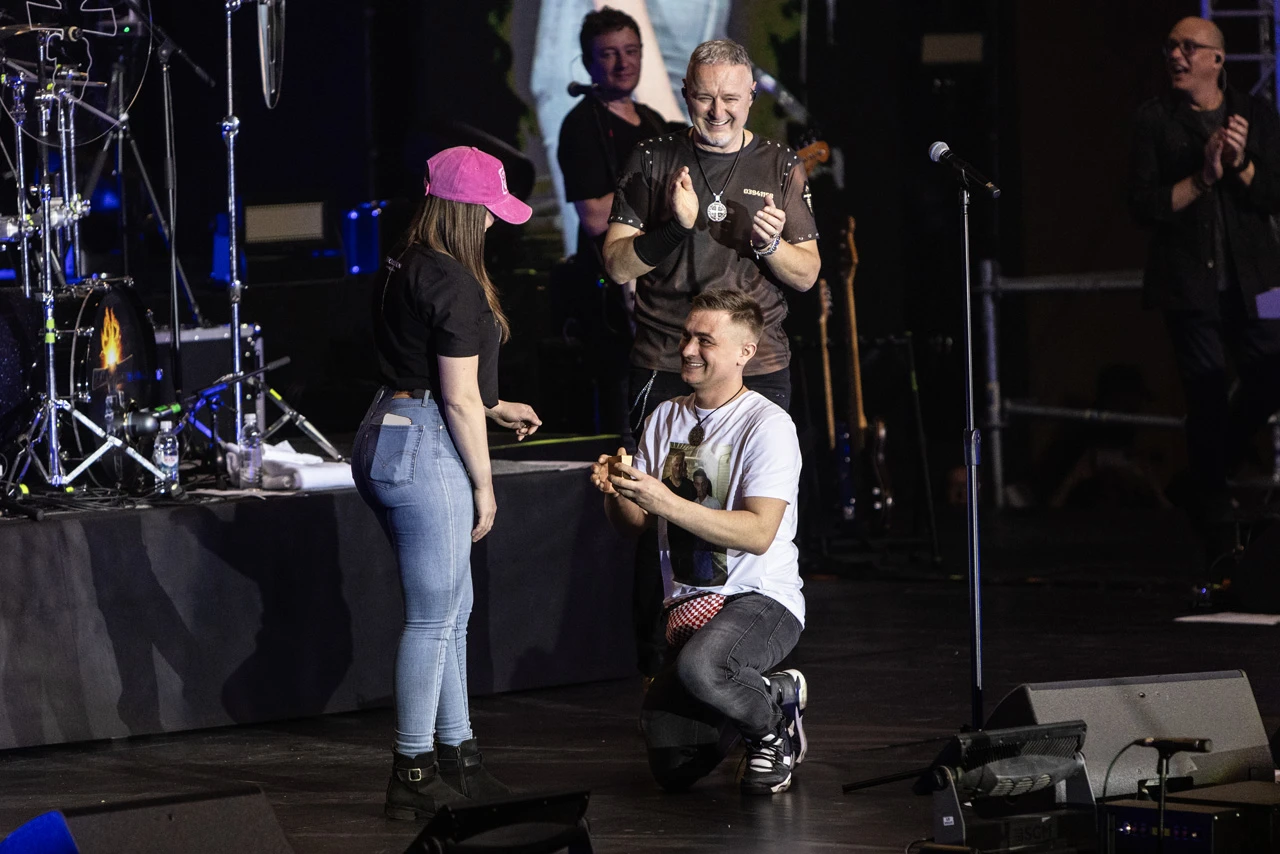 FOTO/VIDEO | Pred tisućama ljudi na Thompsonovu koncertu pala i prosidba