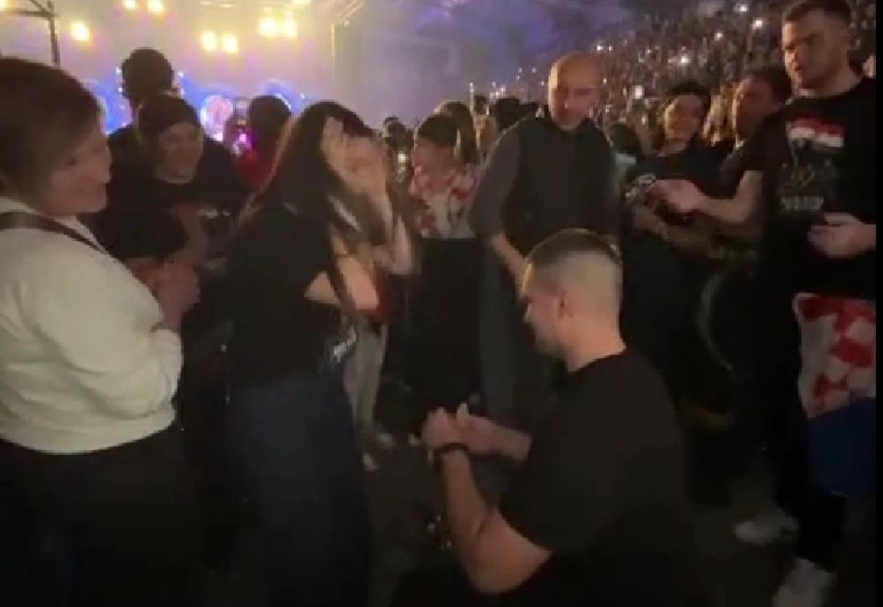 VIDEO | Uz ljubavnu pjesmu pala i druga prosidba na Thompsonovom koncertu