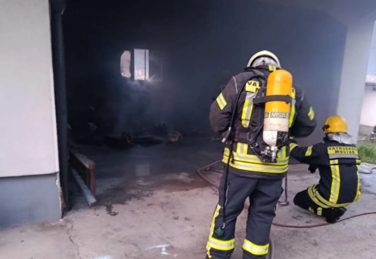 FOTO | Gorjela obiteljska kuća na Mazoljicama