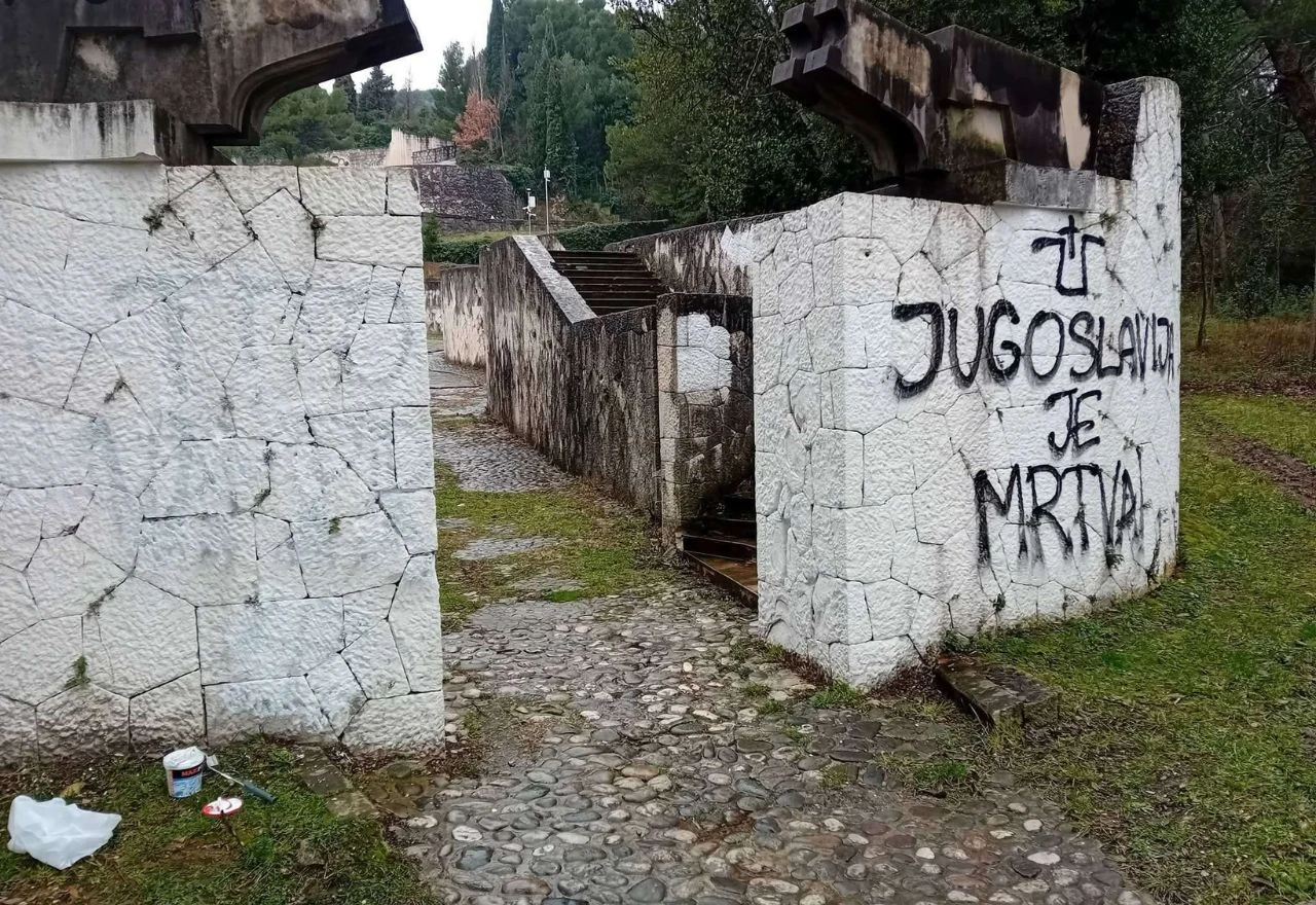 FOTO | Oskrnavljeno Partizansko groblje, oglasio se Markovina: "Očekivano nakon koncerta Thompsona"