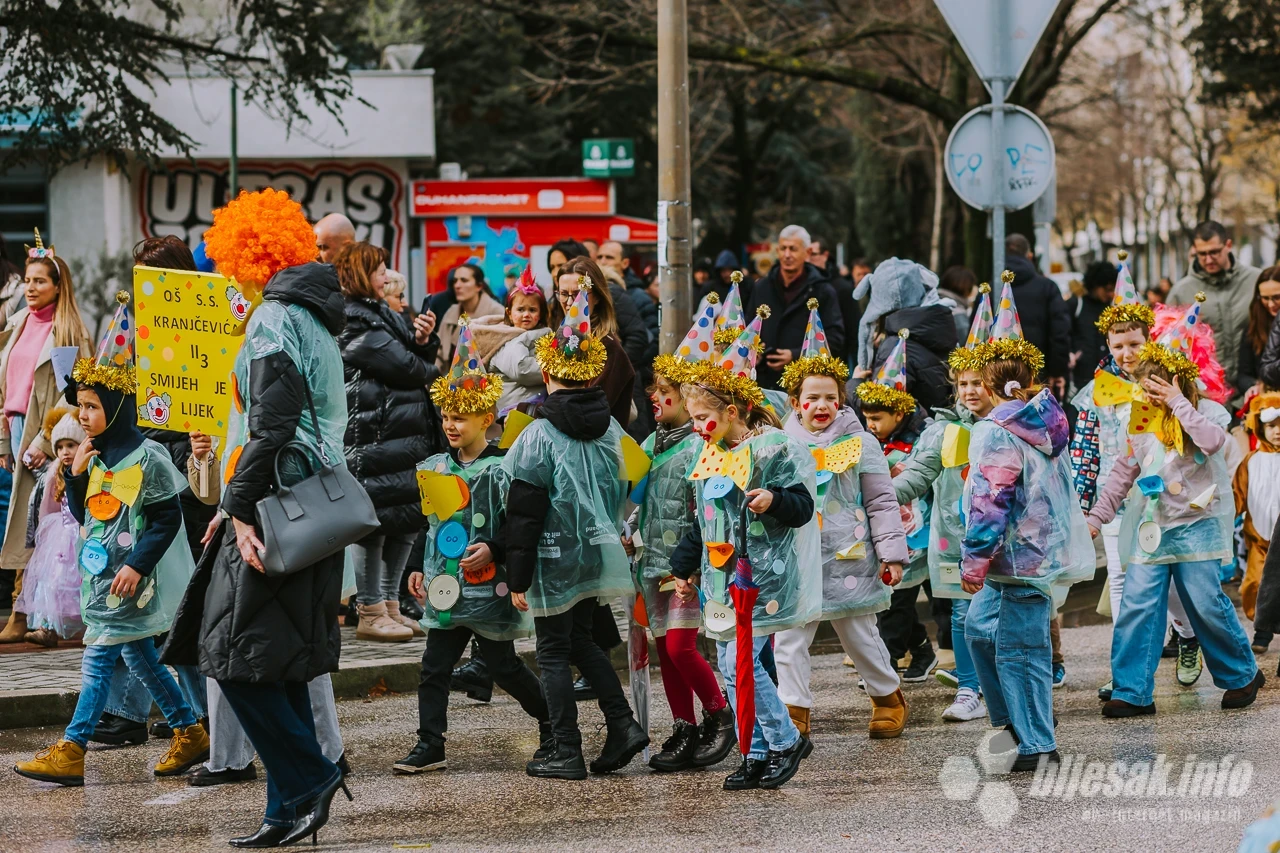 Karnevalska povorka u defileu gradom