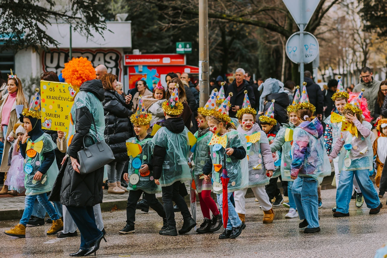 Karnevalska povorka u defileu gradom