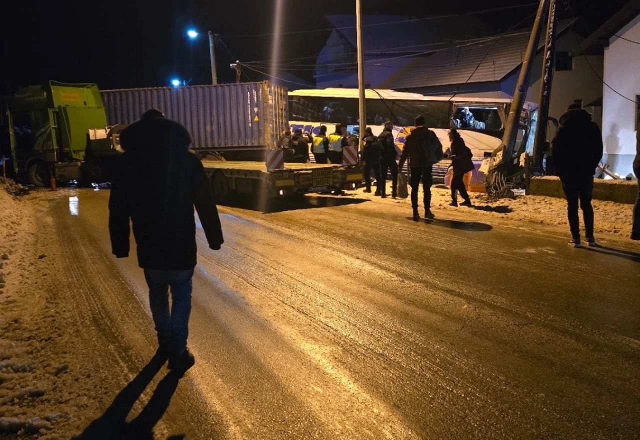 Sudar autobusa i tri kamiona
