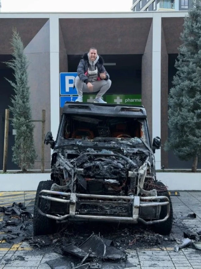 Baka Prase se fotografirao s uništenim automobilom pa poslao poruku počiniteljima