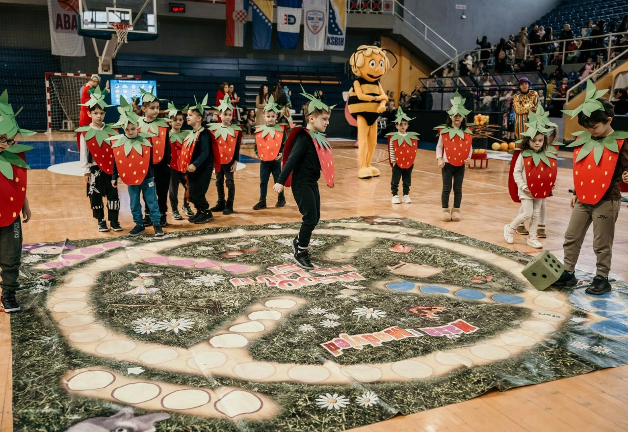 Pecara pretvorena u carstvo maškara na dječjem karnevalu