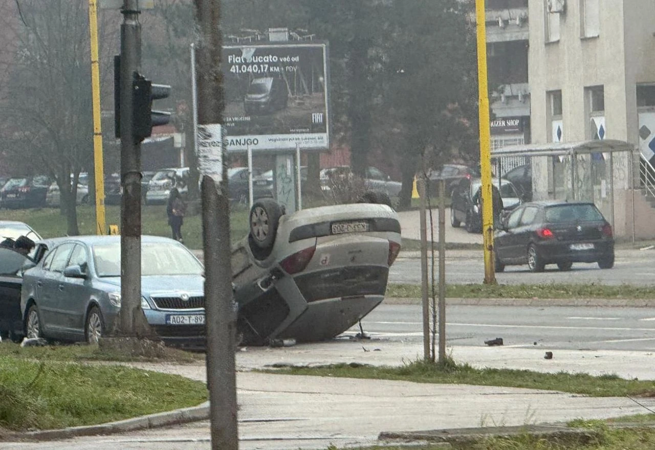 FOTO/VIDEO | Dvije osobe ozlijeđene u prometnoj nesreći, jedno vozilo završilo na krovu