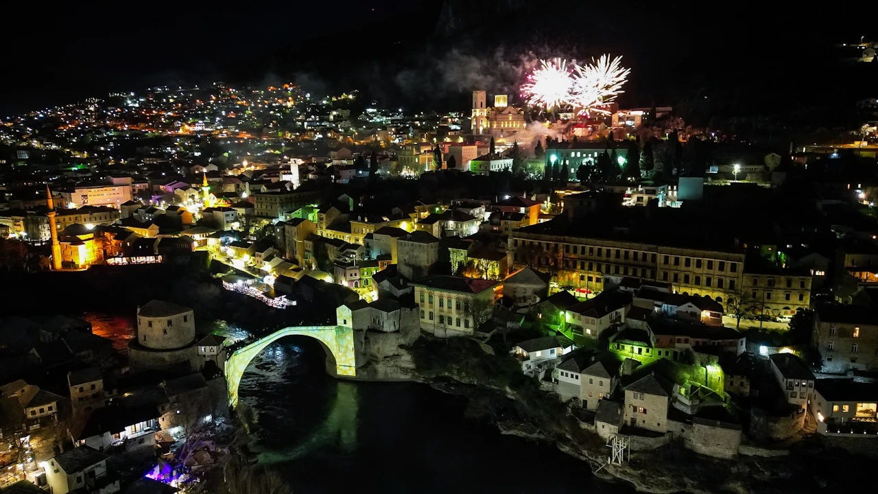 FOTO | Igra boja na Starom mostu i čaroban vatromet iznad grada