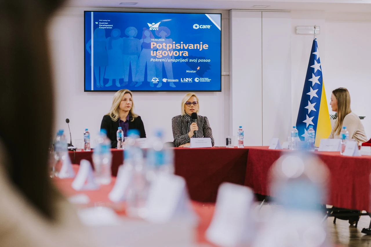 Potpisivanje ugovora s kandidatkinjama koje su uspješno završile obuke "Pokreni/Unaprijedi svoj posao"