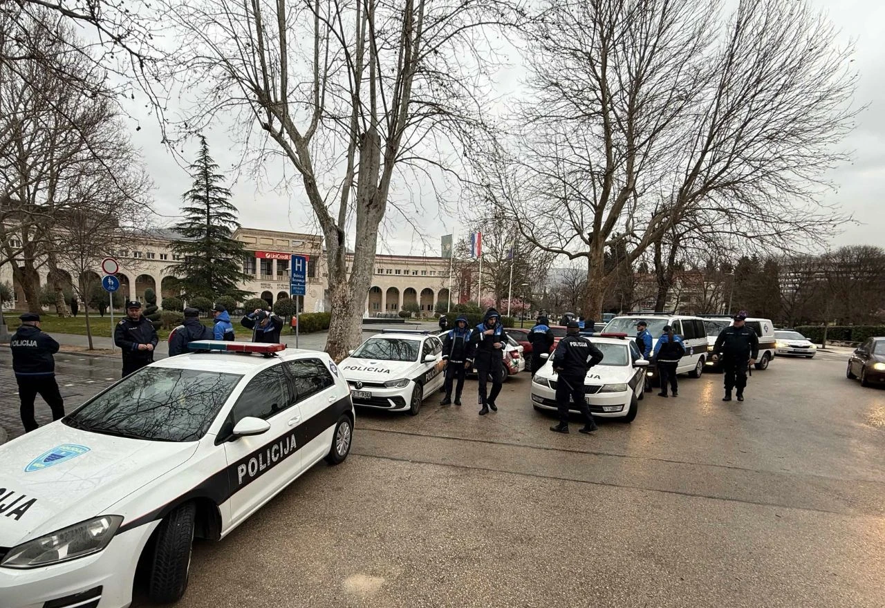 FOTO | Veliki broj policajaca na mostarskim ulicama, stigle i kolege iz drugih gradova