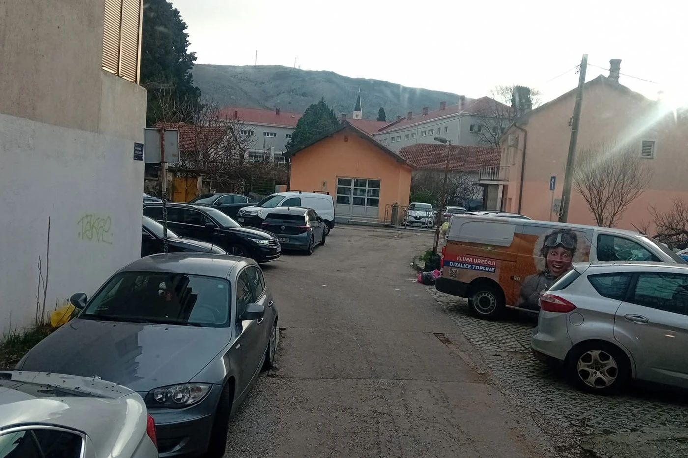 VIDEO | Neodgovorni vozači i dalje blokiraju odvoz otpada iz mostarskog naselja Vatikan