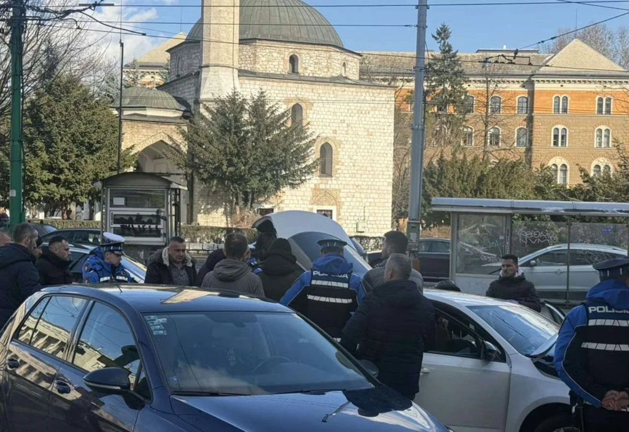 Predložen pritvor vozaču koji je automobilom pokušao ući među prosvjednike