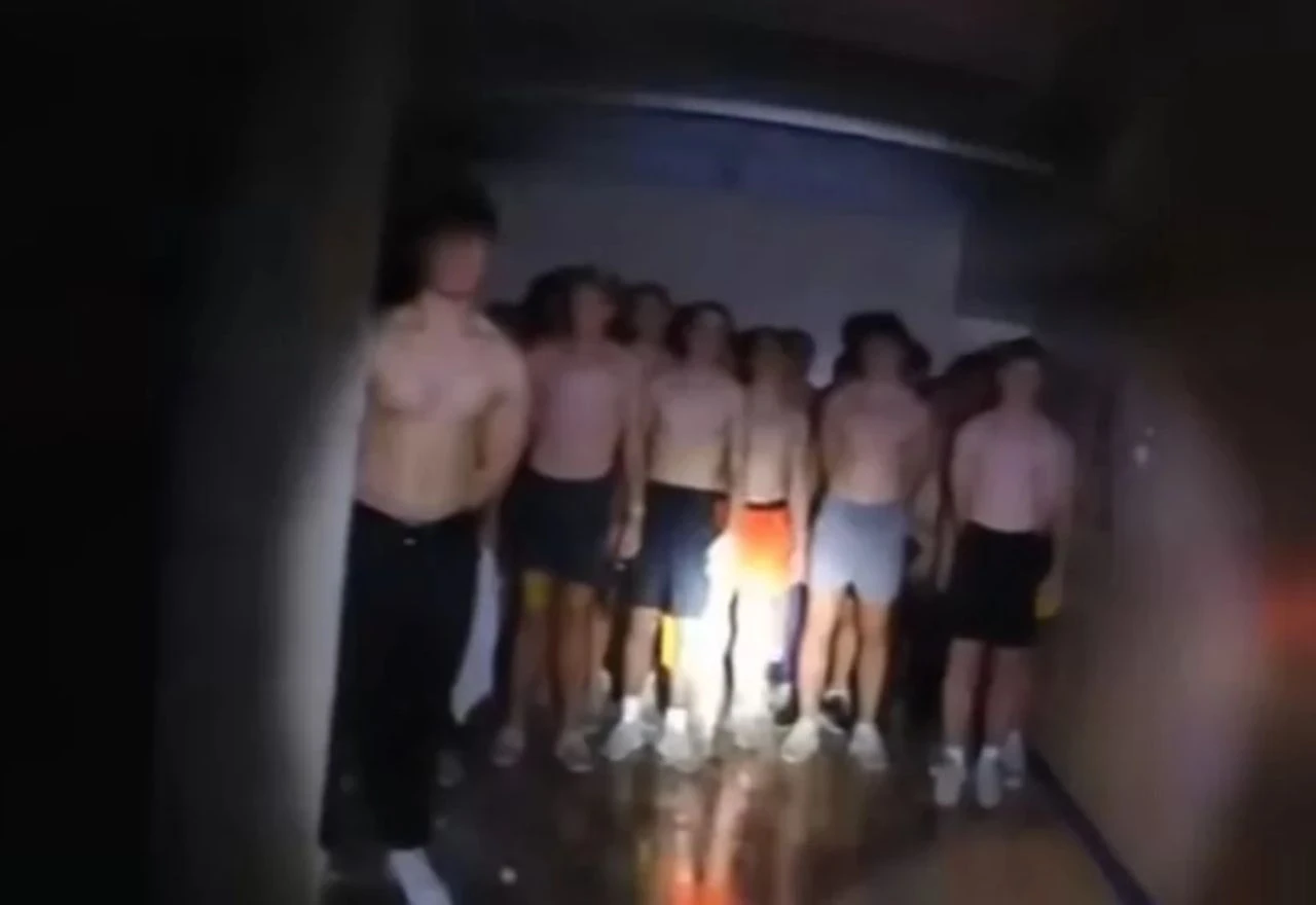 Policija došla zbog dojave o požaru, u podrumu zatekli 56 mladića s povezima preko očiju
