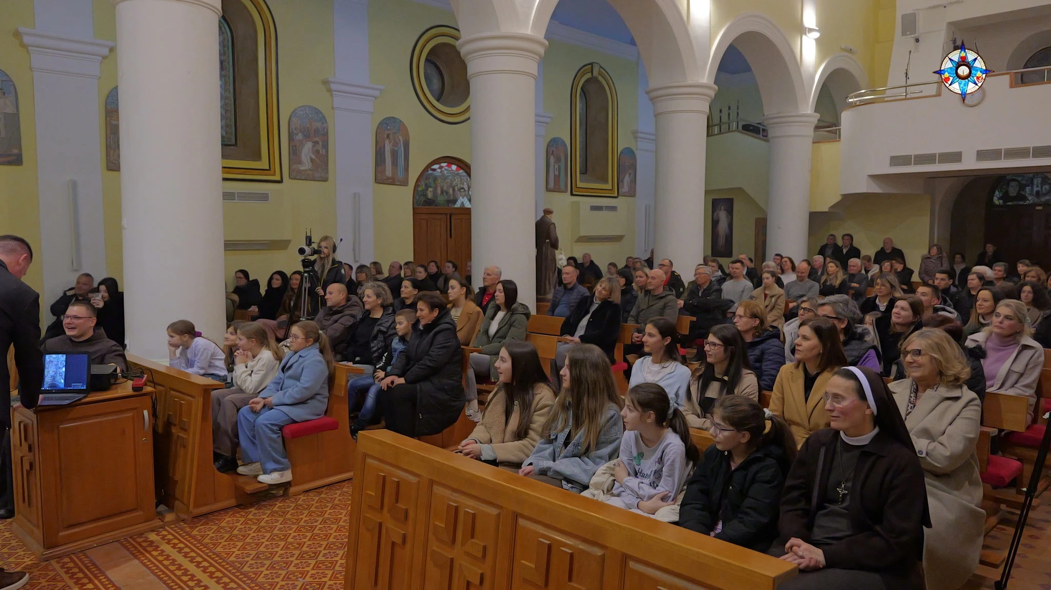 U crkvi sv. Paškala u Vitini održano je predavanje pod nazivom “Pogled iza kamere – o medijima i umjetnoj inteligenciji”