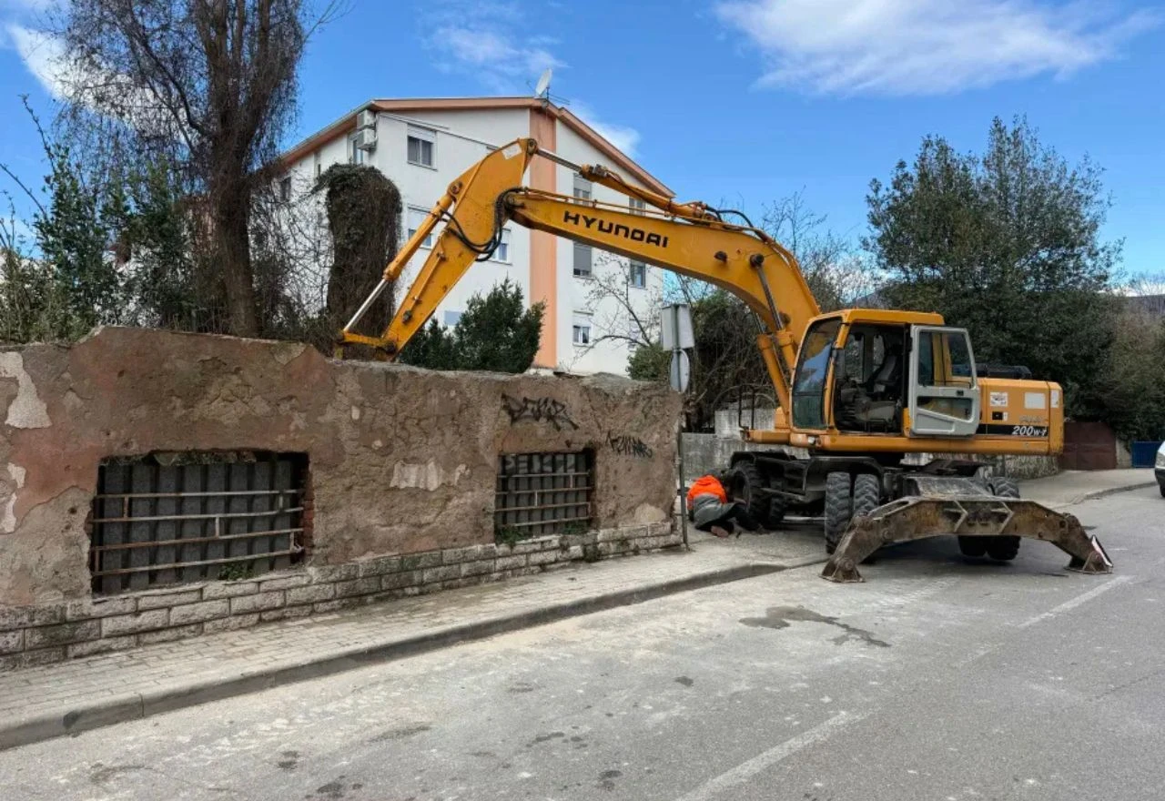FOTO | Uklanja se zid trošne kuće u Mostaru