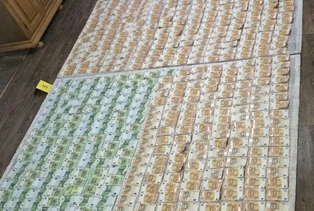 70-godišnjaku ukrala više od 70.000 eura: Novac skrivala u zidu, partneru dala 11.000 eura za auto