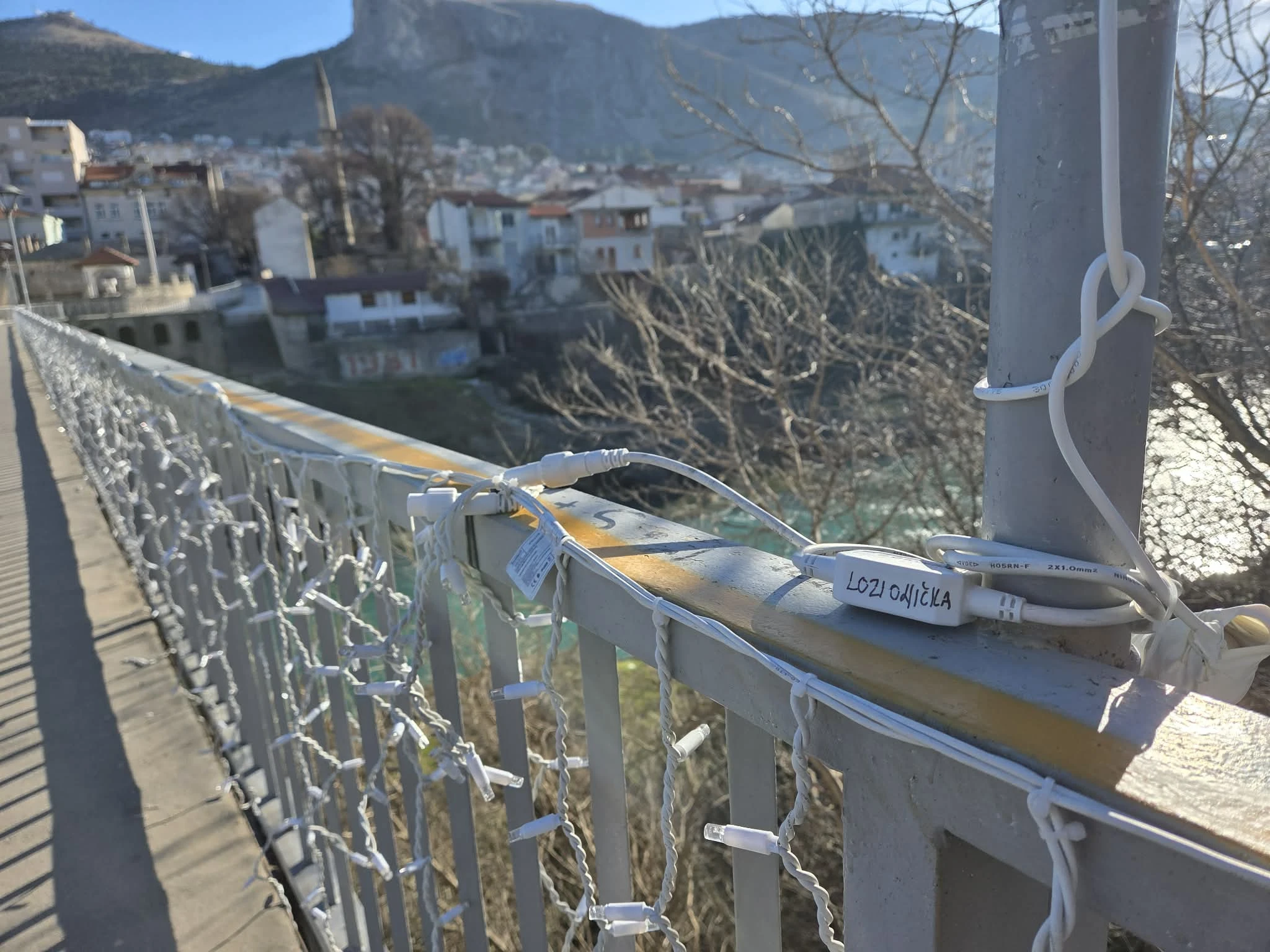Sarajevska rasvjeta osvijetlila mostarski most