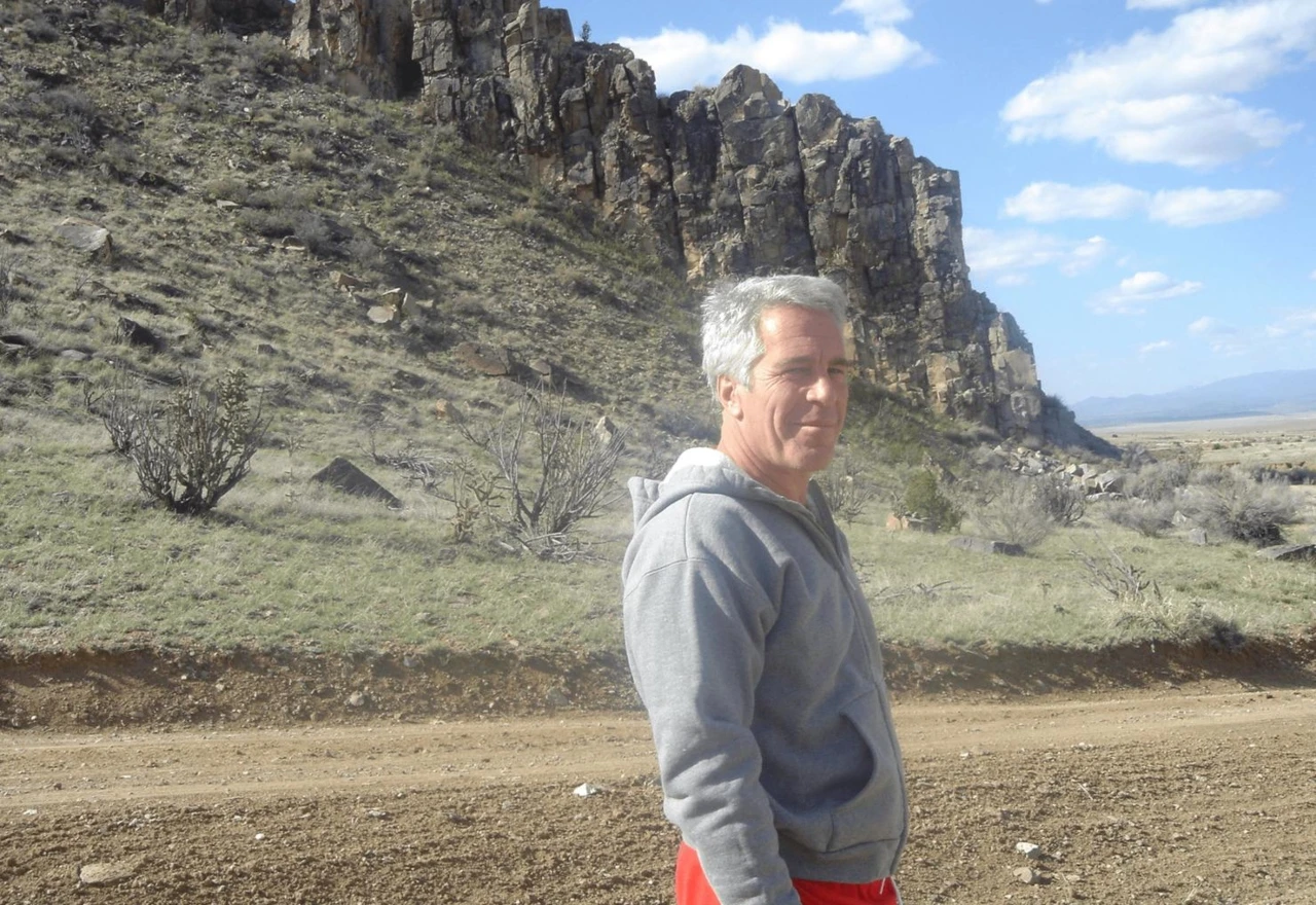 CNN: Nestali FBI dokumenti žene koja tvrdi da su je Epstein i Trump zlostavljali