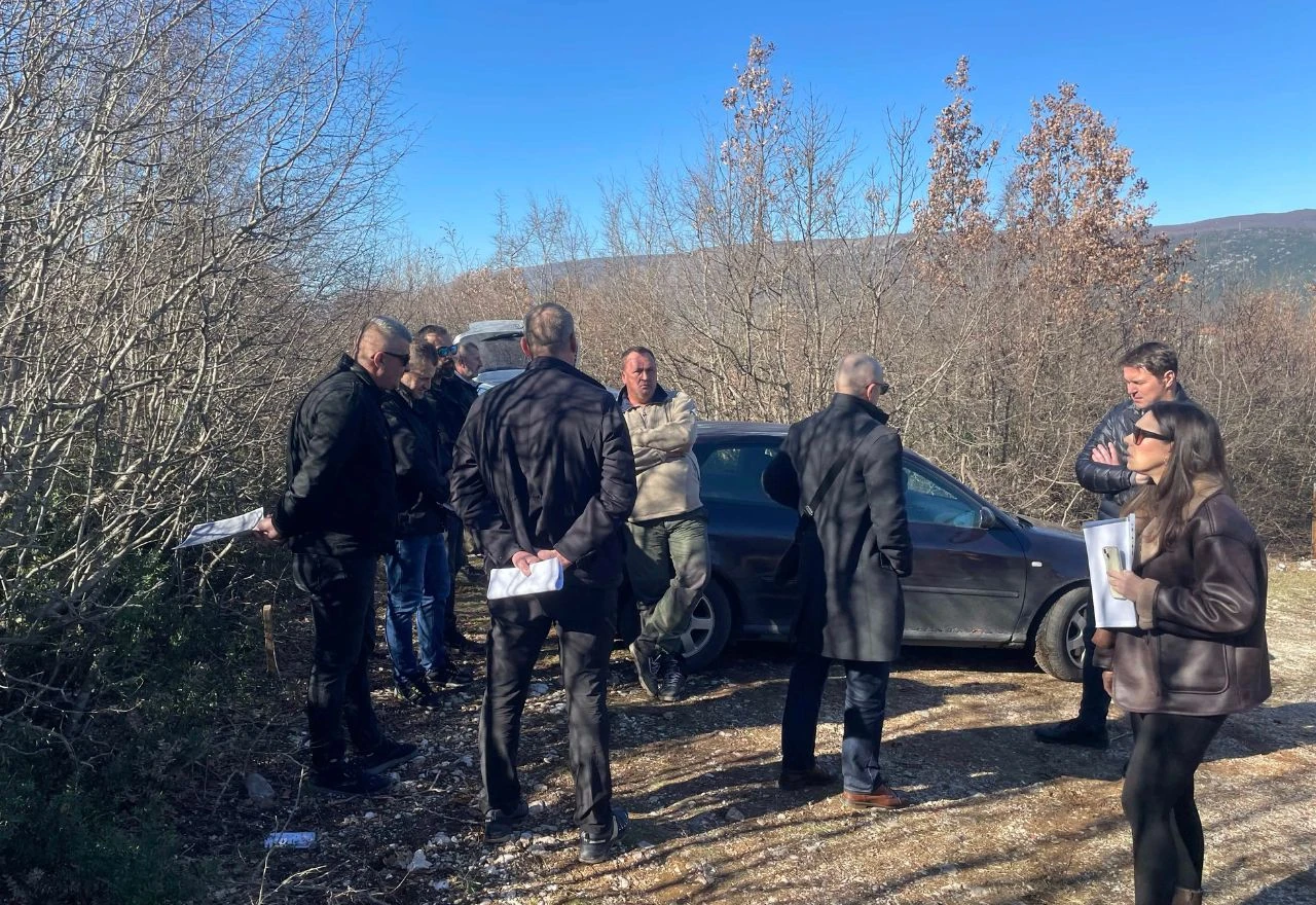 Drama u naselju Kuti: Stigli demineri, mještani ne odustaju od blokada