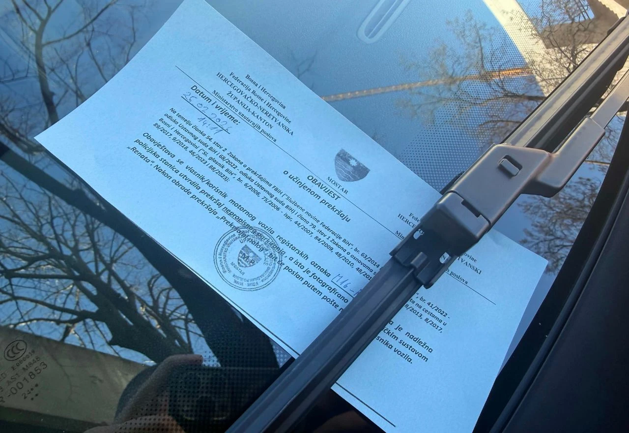 MUP HNŽ-a mijenja praksu: Obavijesti o počinjenju prekršaja nepropisnog parkiranja vraćaju se na brisače
