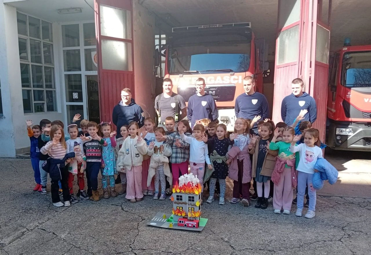 FOTO | Mališani iz mostarskog vrtića "Sportić" posjetili vatrogasce