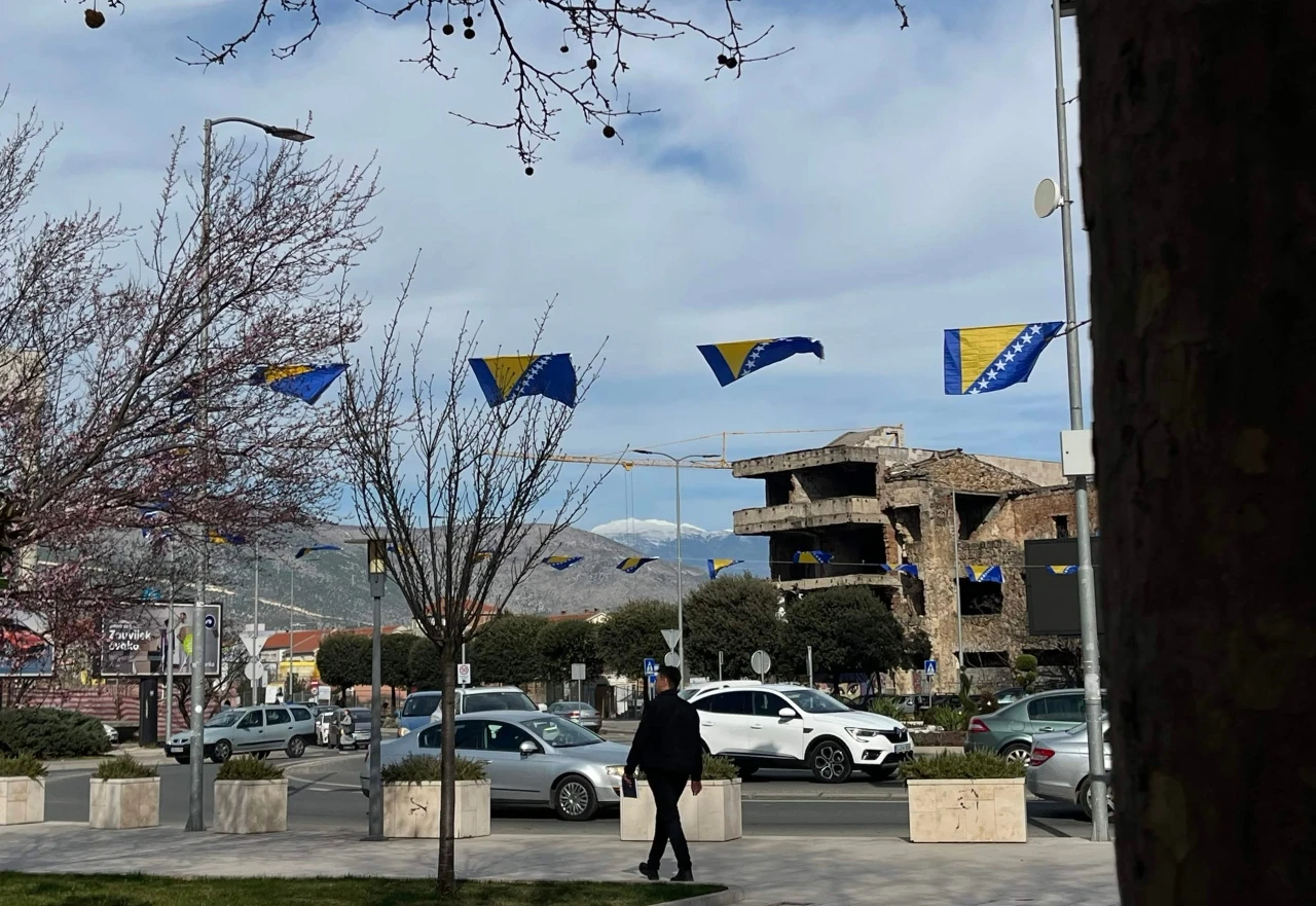 Kad Mostar ukrašava: Vijore se zastave nad kružnim tokom