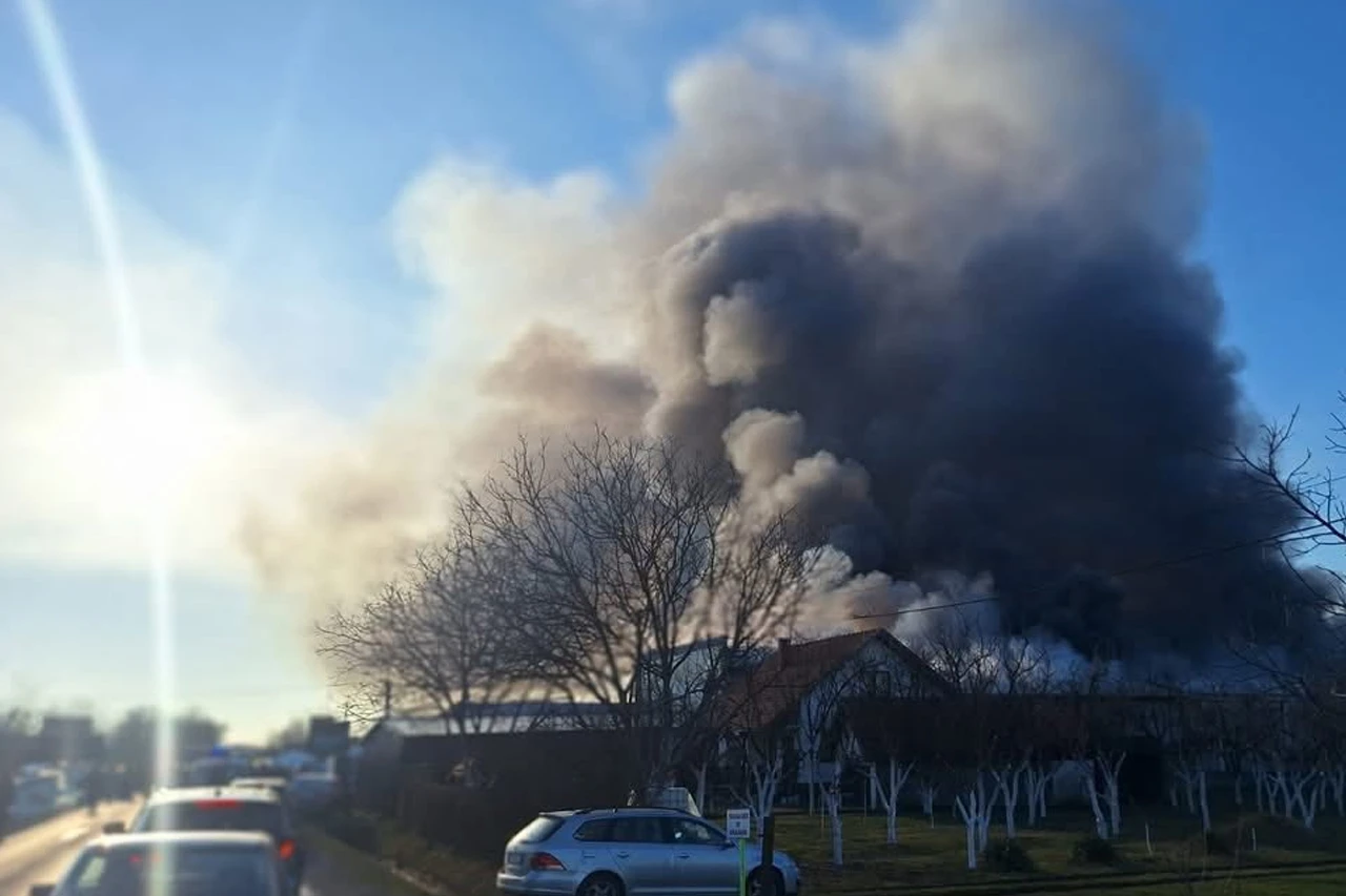 FOTO | Do sada osam ozlijeđenih u Brčkom: Gori tvornica namještaja, vozila hitne pomoći se smjenjuju