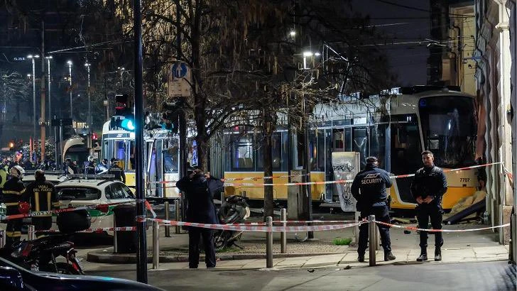 Stravična snimka iz Milana: Tramvaj izletio s tračnica i zabio se u trgovinu
