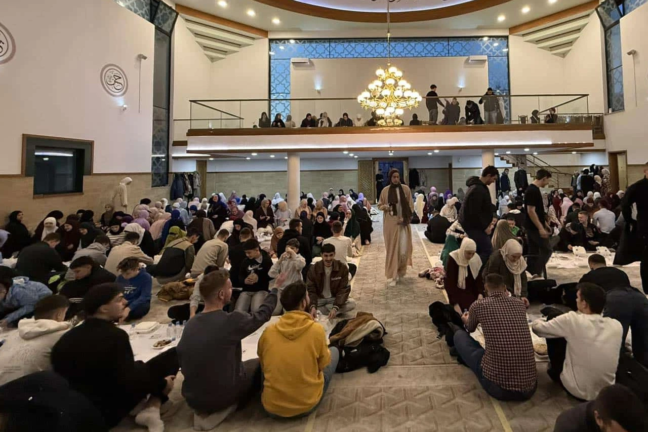 Na omladinskom iftaru u Konjicu se okupilo 500 mladih