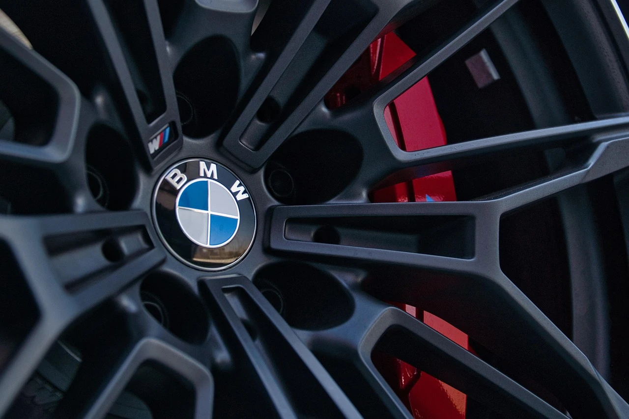 Tijekom noći ukradena guma s BMW-a u Širokom Brijegu