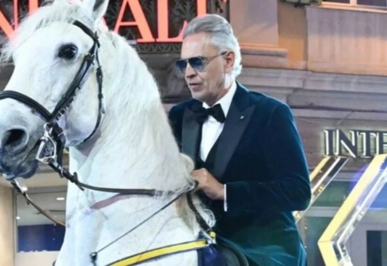 VIDEO | Andrea Bocelli na konju dojahao na finalnu večer Sanrema