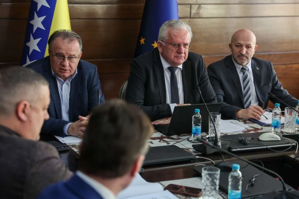 Vlada: U bolovanje će se uključiti stručnjaci