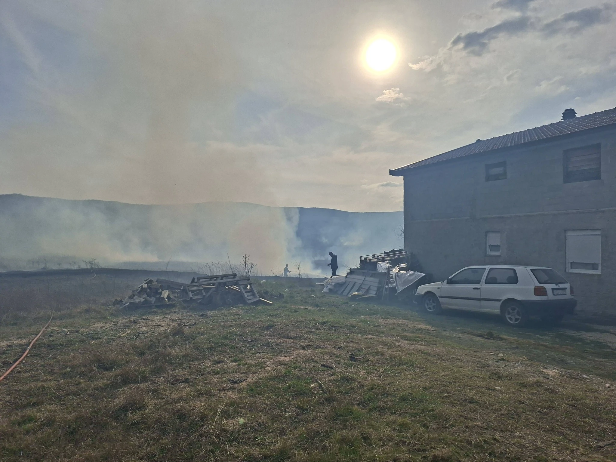 FOTO: Požar kod Kočerina prijetio kućama