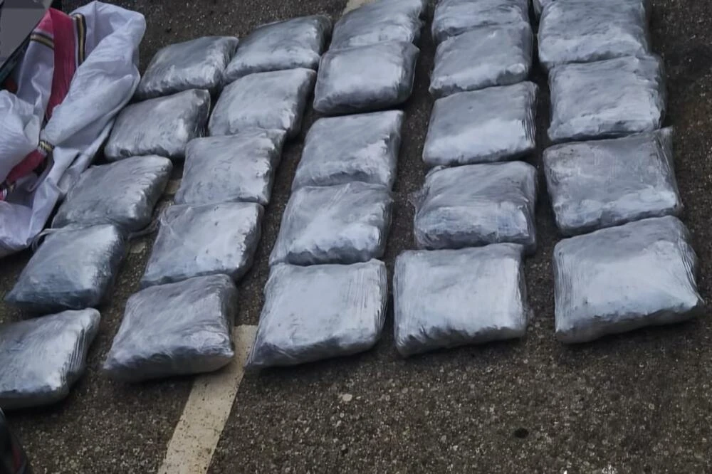 Mladić bježao policiji, u vozilu otkriveno 26 kilograma marihuane