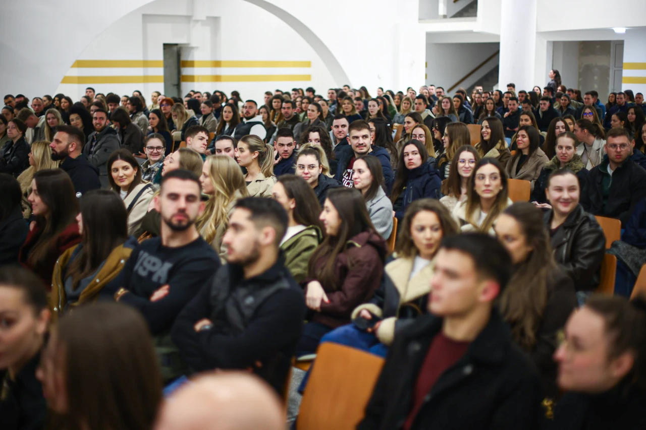FOTO | Fra Mario Knezović pred 500 mladih u Mostaru govorio o ljubavi i vezama