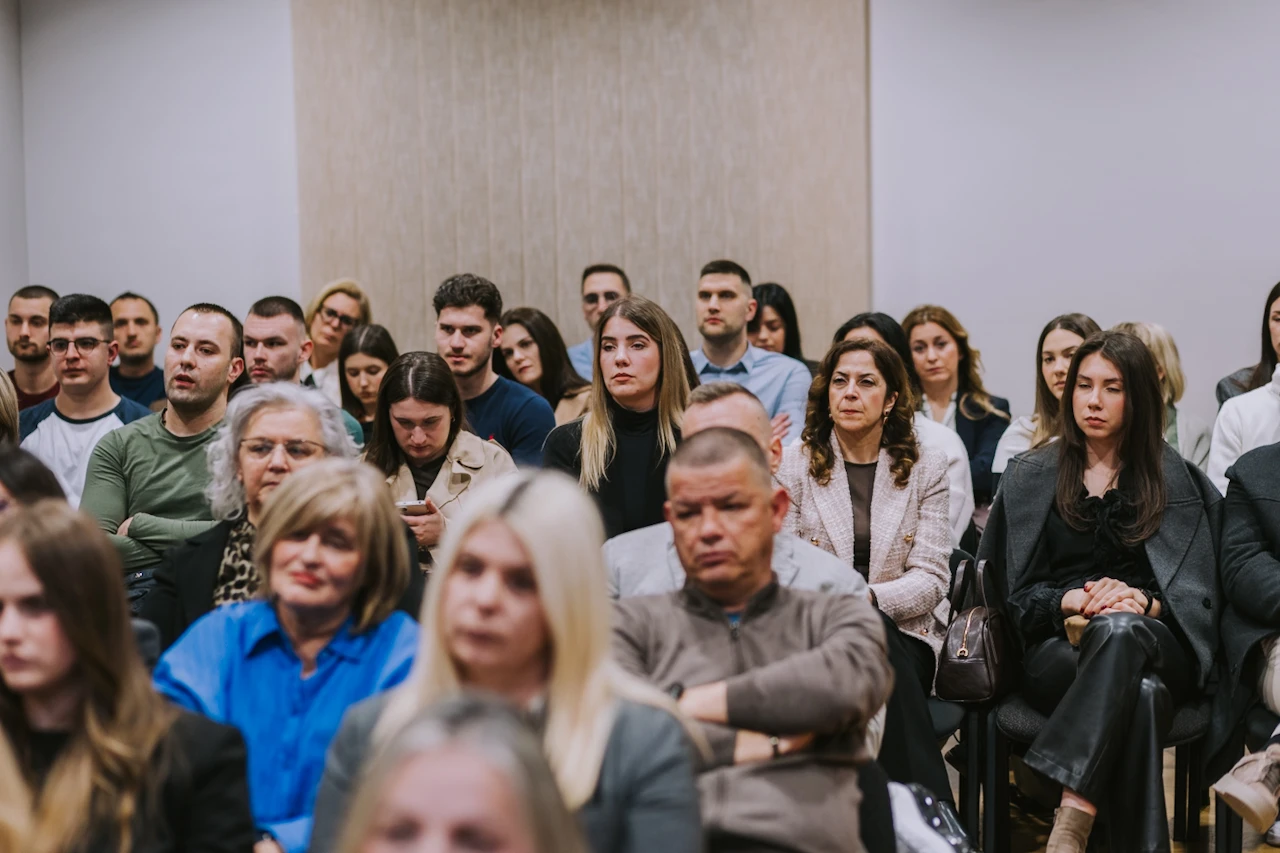 FOTO | Okrugli stol "One odlučuju: Priče snage i zajedništva iz HNŽ-a" održan u Mostaru