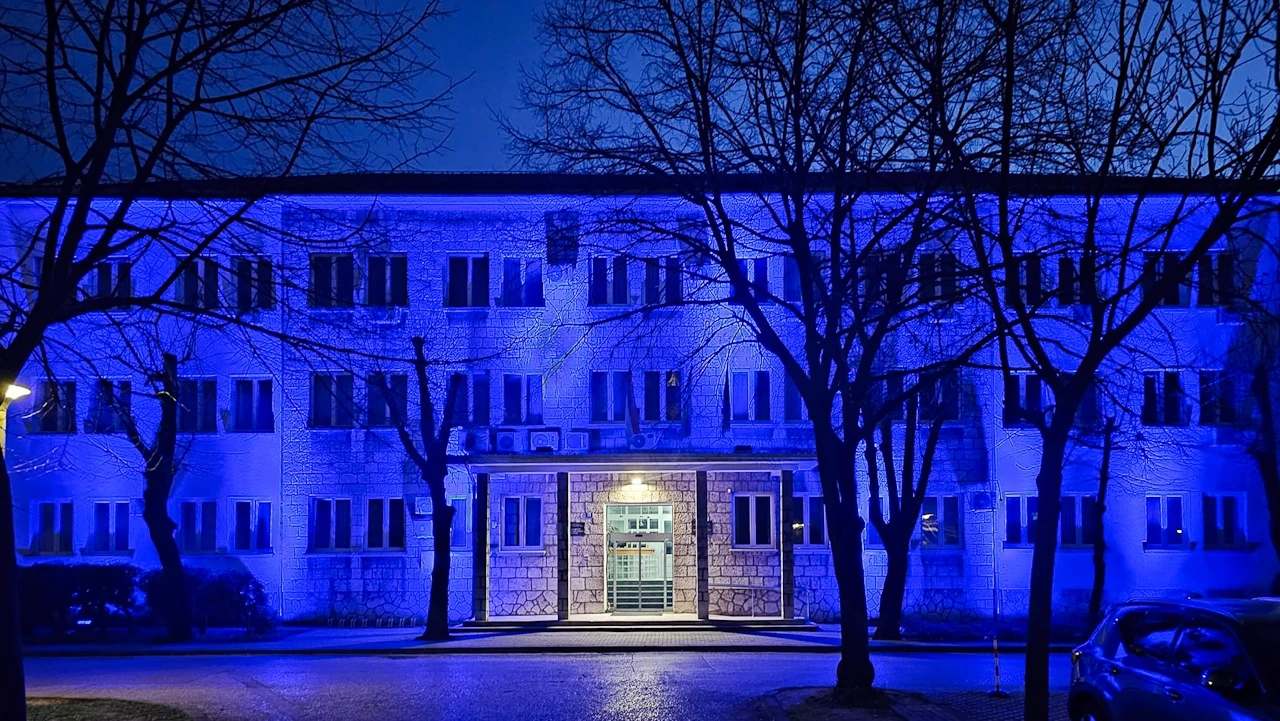 Zgrada MUP-a HNŽ osvijetljena plavom bojom u sjećanje na poginule policajce
