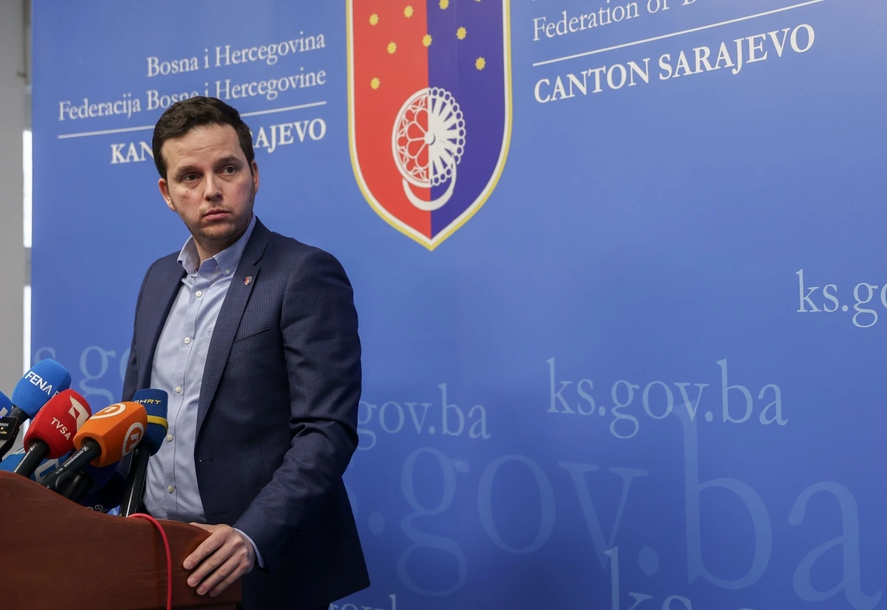Prihvaćena ostavka Nihada Uka, pala Vlada Kantona Sarajevo