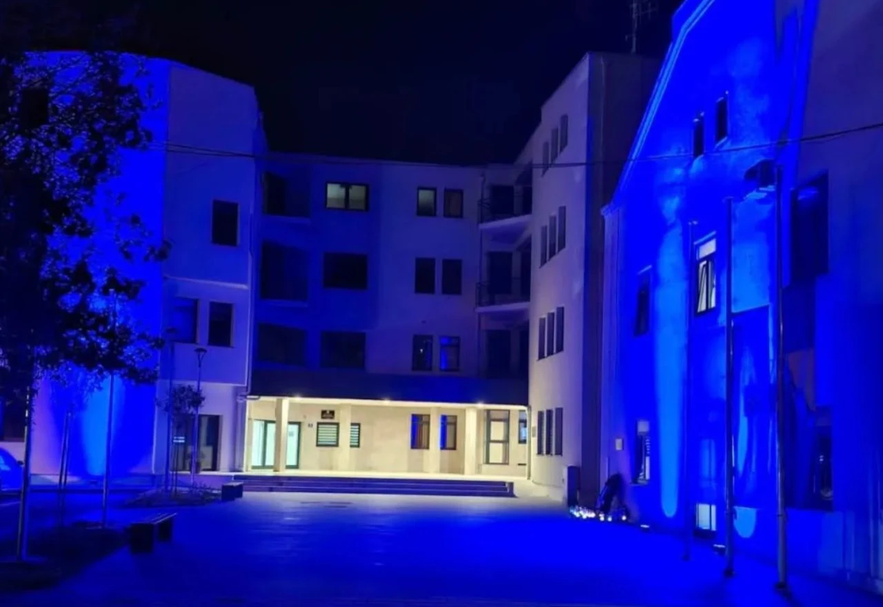 MUP ŽZH osvijetljen plavom bojom povodom Dana sjećanja na poginule policajce
