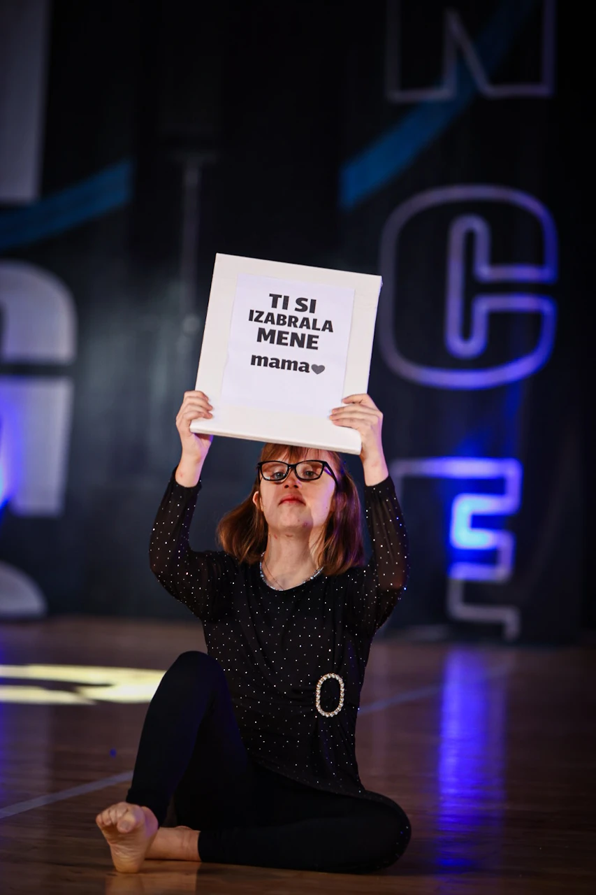 FOTO | Djevojčica dirnula publiku na Bijelom Brijegu: "Ti si odabrala mene, mama"