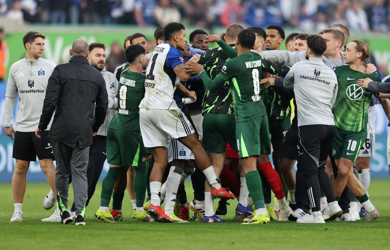 Tučnjava, gužva na terenu, na tribinama nakon utakmice Wolfsburga i HSV-a