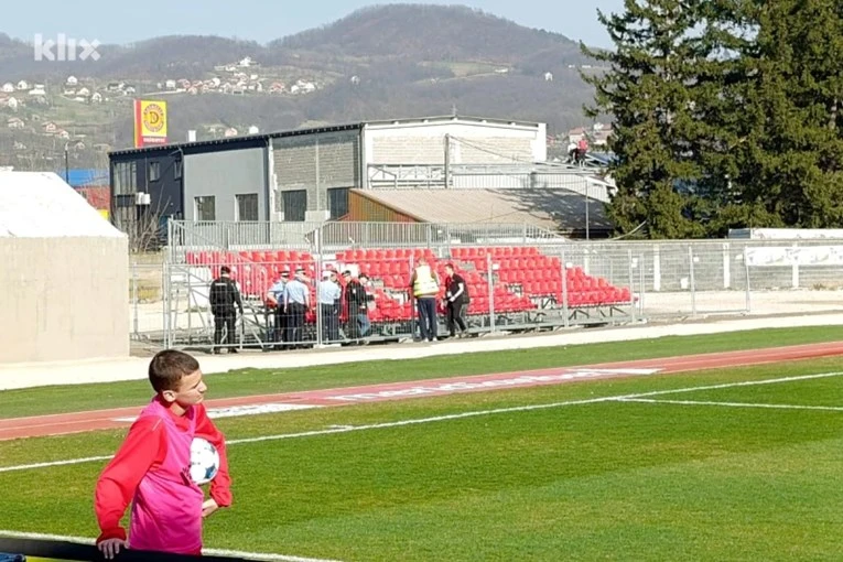 VIDEO | Navijačima Želje premazali tribinu svinjskom masti